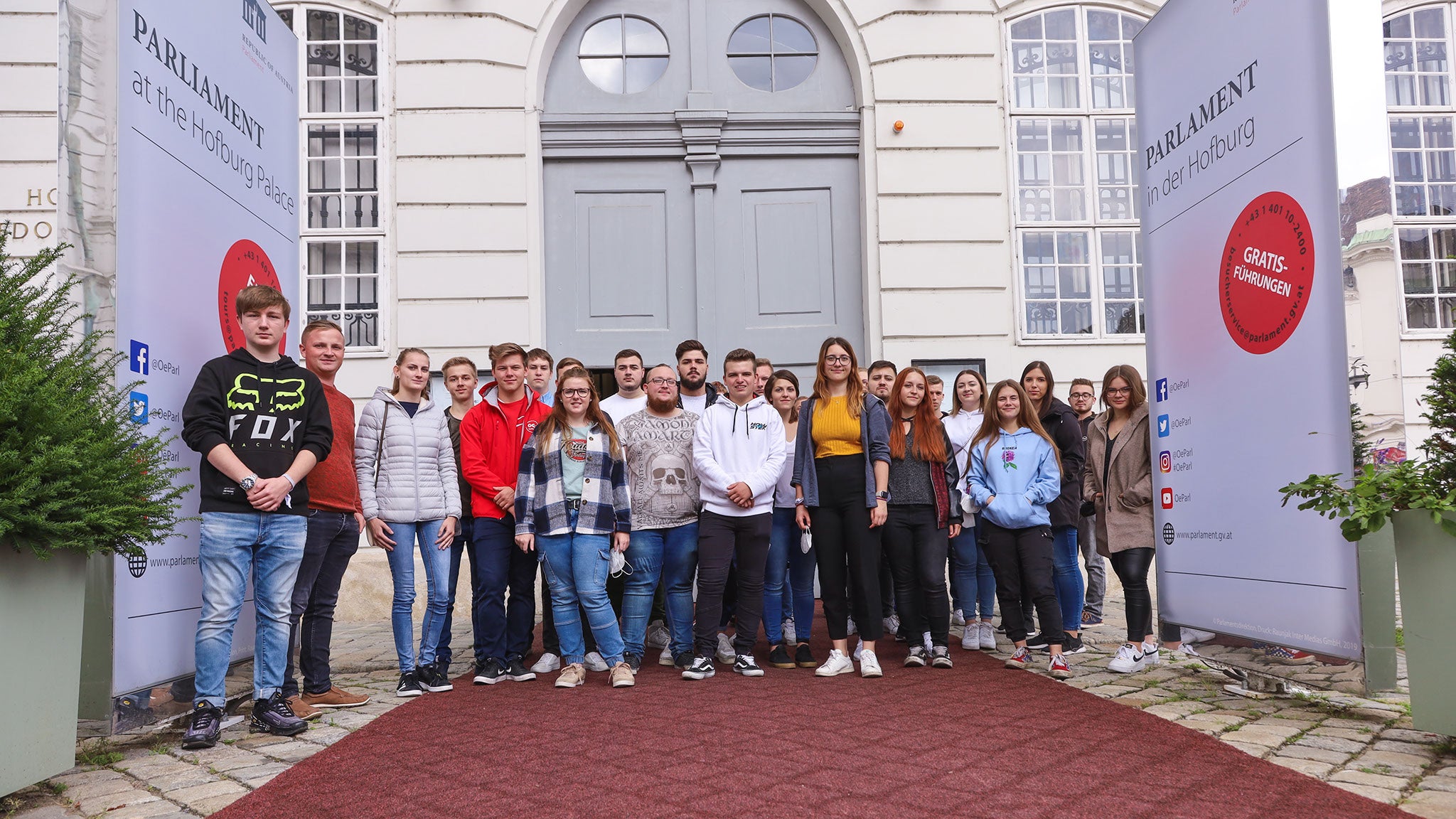 Gruppenfoto von Jugendlichen vor der Wiener Hofburg