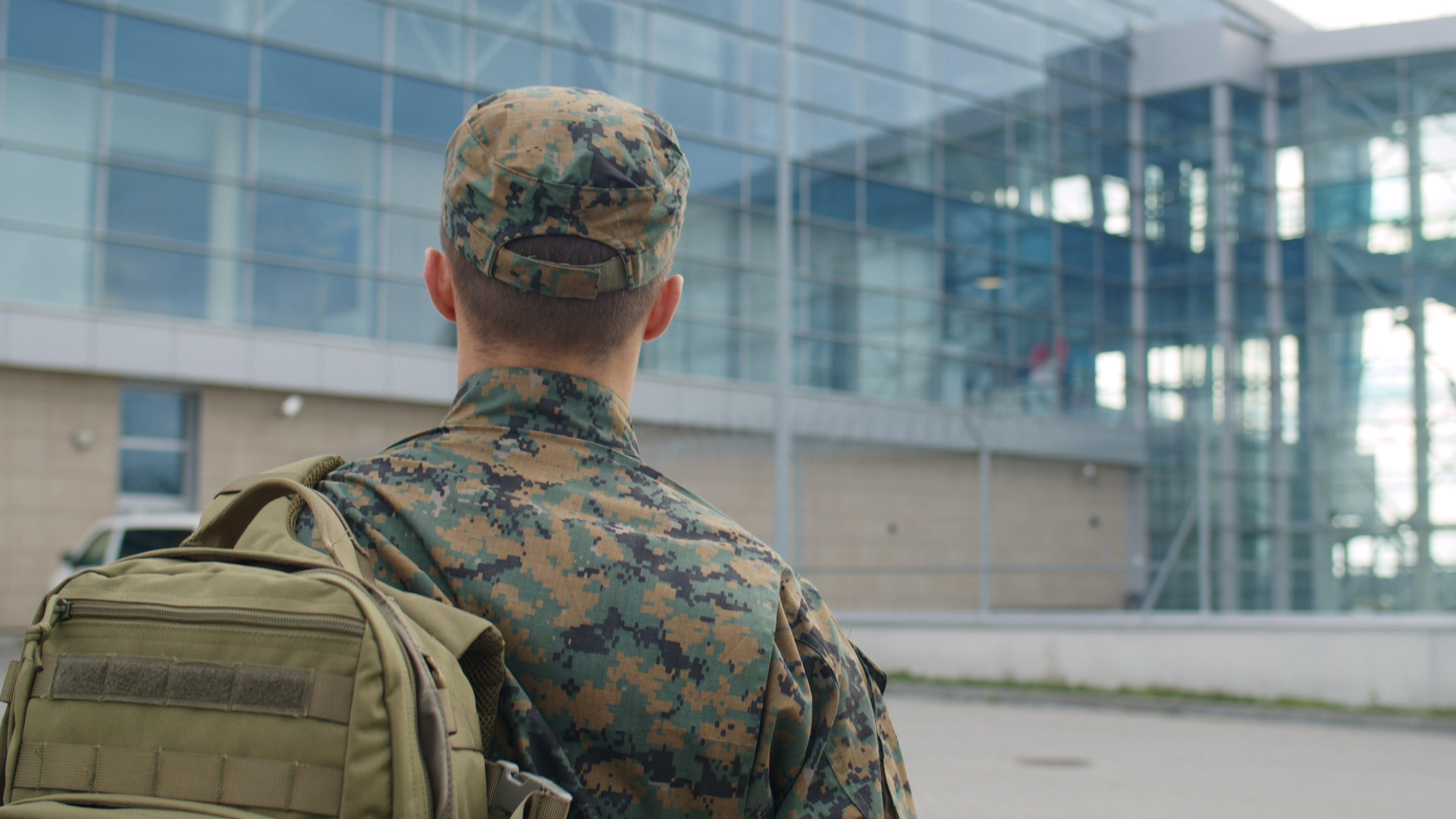 Soldaten von hinten mit einem Gebäude im Hintergrund Soldaten von hinten mit einem Gebäude im Hintergrund
