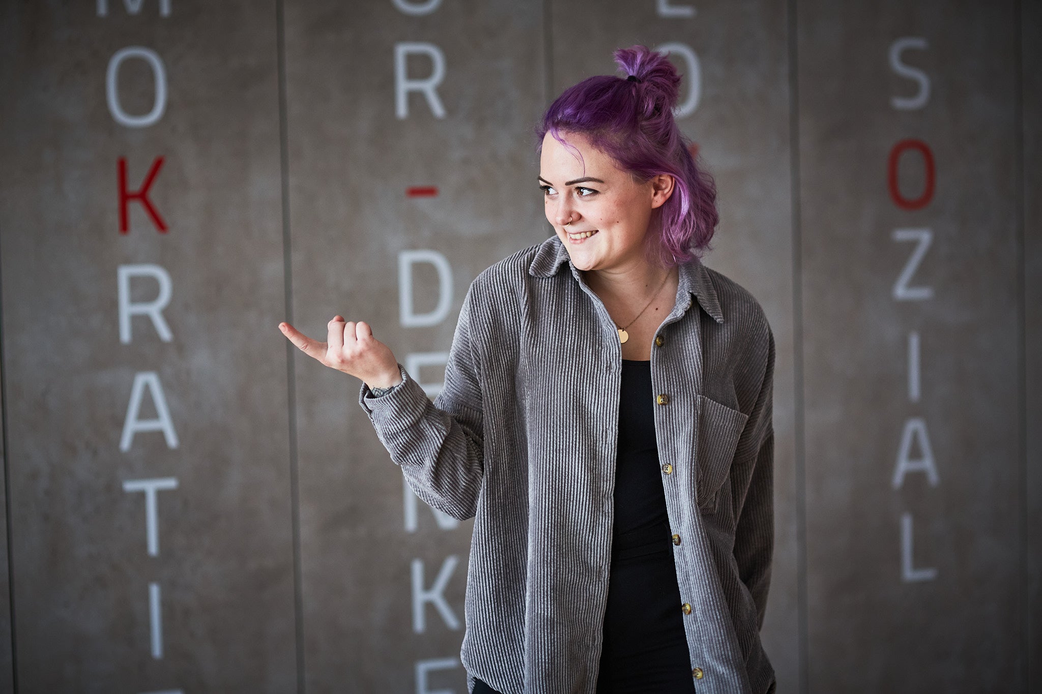 Junge Dame zeigt mit Zeigefinger