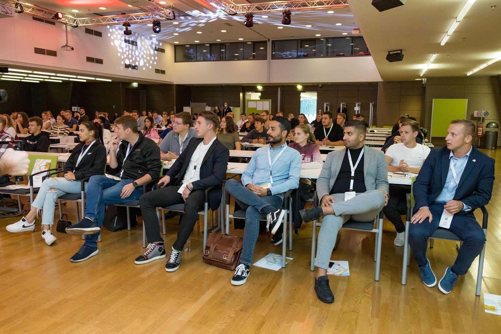 Menschen sitzend im Konferenzsaal Menschen sitzend im Konferenzsaal